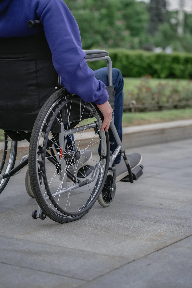 舆情监测中心的多屏信息展示界面